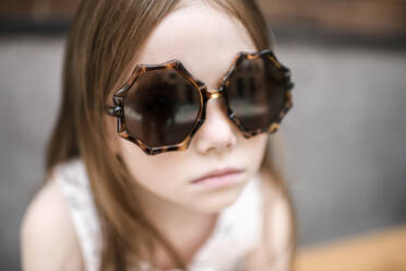 Porträt eines Mädchens mit Sonnenbrille - EYAF00550