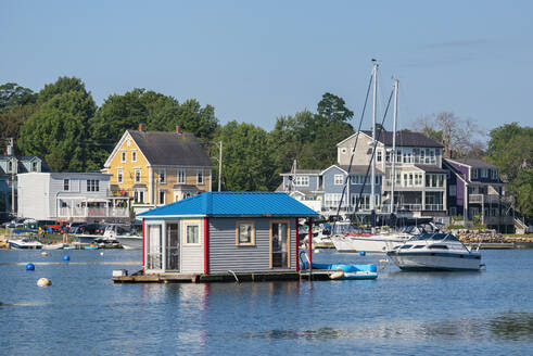 Canada, Nova Scotia, Lunenburg County, Mahone Bay, houseboat in bay - ELF02063