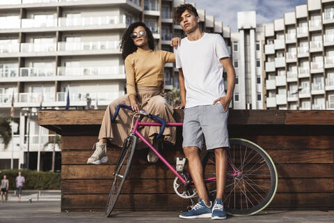 Cooles Paar mit Fahrrad in der Stadt, lizenzfreies Stockfoto