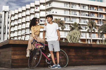 Cooles Paar mit Fahrrad in der Stadt - RCPF00007