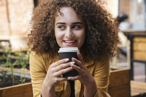 Porträt eines lächelnden Teenagers, der Kaffee trinkt, um ins Freie zu gehen - VPIF01538