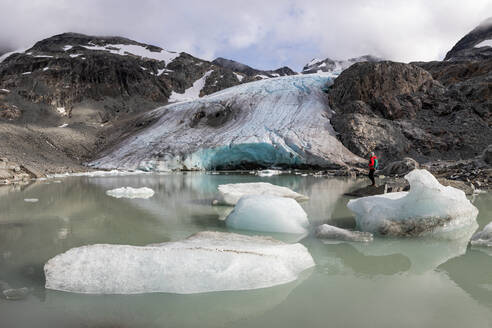 Seitenansicht eines Wanderers bei Gletscher und Treibeis - CAVF64834