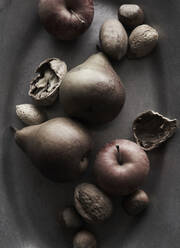 Birnen Äpfel Nüsse in Zinnschale aus der Nähe - CAVF64866