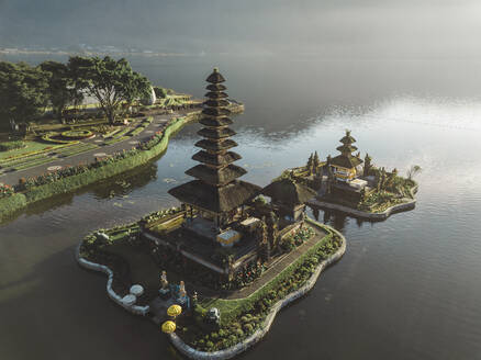 Luftaufnahme des Tempels Pura Ulun Danu, Baratan-See - CAVF65002