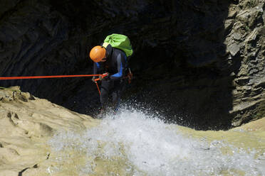 Canyoning in der Lucas-Schlucht im Tena-Tal, Pyrenäen. - CAVF65007