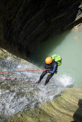 Canyoning in der Lucas-Schlucht im Tena-Tal, Pyrenäen. - CAVF65008