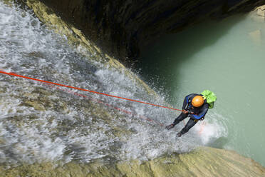 Canyoning in der Lucas-Schlucht im Tena-Tal, Pyrenäen. - CAVF65009