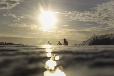 Drei Surfer bei Sonnenuntergang - CAVF65026