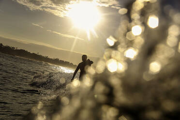 Silhouette eines Surfers bei Sonnenuntergang - CAVF65027