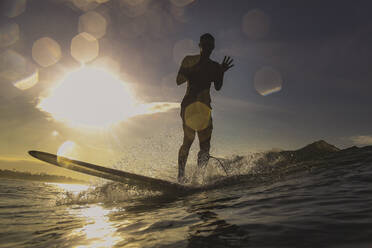 Silhouette eines Surfers bei Sonnenuntergang - CAVF65028