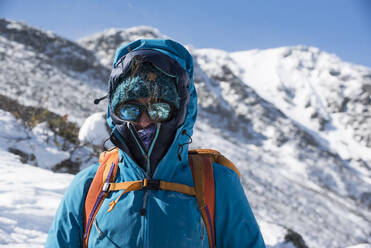 Eine junge Frau wandert an einem sonnigen, verschneiten Wintertag in den White Mountains von New Hampshire. - CAVF65058