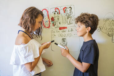 Mädchen und Junge zeichnen auf einem Whiteboard - DLTSF00230