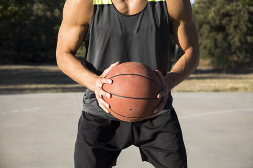 Basketballspieler mit Basketball - ABZF02614