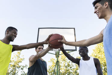 Multiethnische Gruppe junger Männer mit Basketball vor dem Spiel - ABZF02619