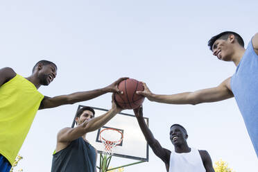 Multiethnische Gruppe junger Männer mit Basketball vor dem Spiel - ABZF02620