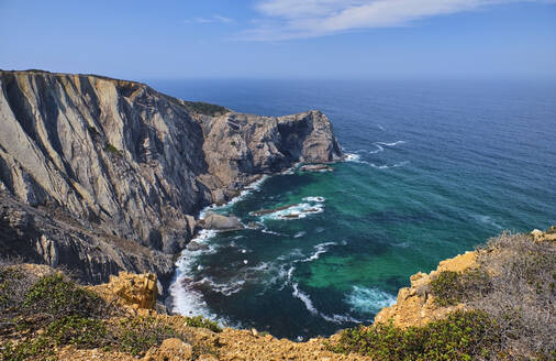 Portugal, Algarve, Vila do Bispo, Klippen mit Blick auf das ruhige Meer - MRF02139