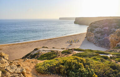 Portugal, Algarve, Sagres, Sandstrand Beliche bei Sonnenaufgang - MRF02143