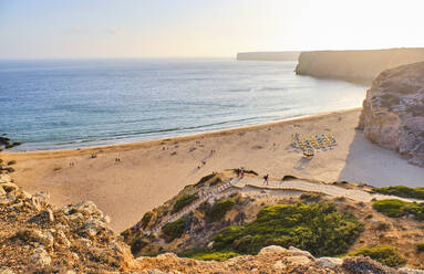 Portugal, Algarve, Sagres, Sandstrand Beliche bei Sonnenaufgang - MRF02145