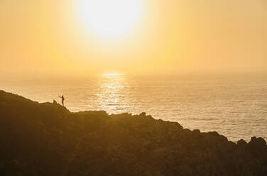 Portugal, Algarve, Cabo de Sao Vincente, Silhouette des südwestlichsten Punktes von Europa - MRF02147