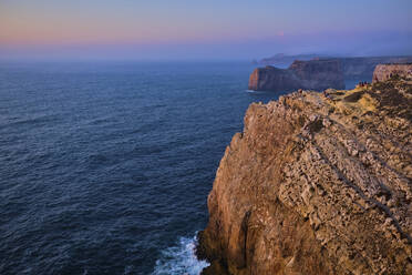 Portugal, Algarve, Blick auf das Kap Saint Vincent in der Morgendämmerung - MRF02159