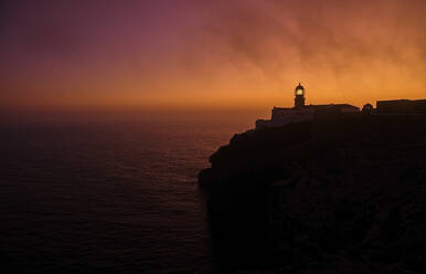 Portugal, Algarve, Silhouette des Leuchtturms von Kap Saint Vincent in der Morgendämmerung - MRF02160