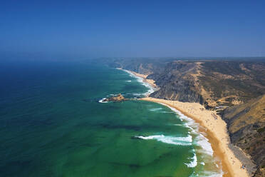 Portugal, Algarve, Luftaufnahme der Strände von Castelejo und Cordoama im Sommer - MRF02172