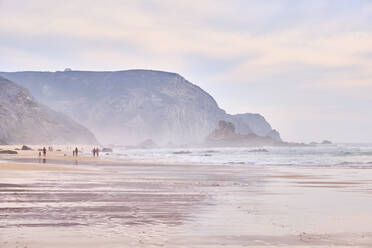 Portugal, Algarve, Strand von Cordoama mit Klippe im Hintergrund - MRF02174