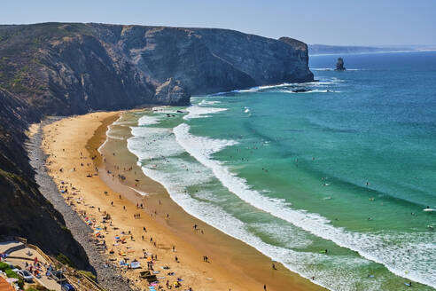 Portugal, Algarve, Arrifana, Menschen entspannen sich im Sommer am Sandstrand der Küste - MRF02178