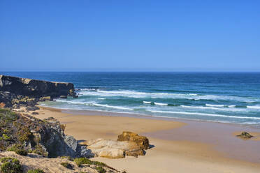 Portugal, Alentejo, Vila Nova de Milfontes, Klarer Himmel über dem Strand von Malhao im Sommer - MRF02190