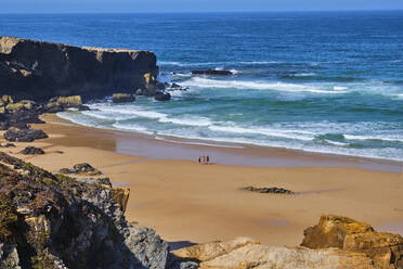 Portugal, Alentejo, Vila Nova de Milfontes, Drei Personen gehen im Sommer am Strand von Malhao spazieren - MRF02193