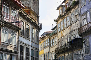 Portugal, Porto, Fenster und Balkone von alten Wohngebäuden - MRF02195