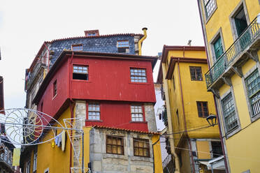 Portugal, Porto, Bunte Häuser am Ribeira-Platz - MRF02196
