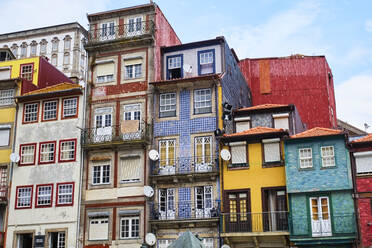 Portugal, Porto, Bunte Häuser am Ribeira-Platz - MRF02198