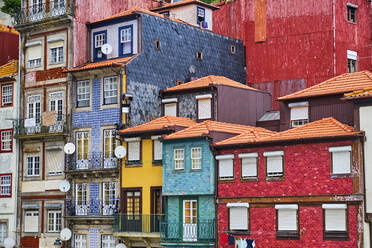 Portugal, Porto, Bunte Häuser am Ribeira-Platz - MRF02200