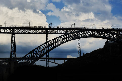 Portugal, Porto, Silhouette der Brücke Dom Luis I. gegen große Wolken - MRF02201