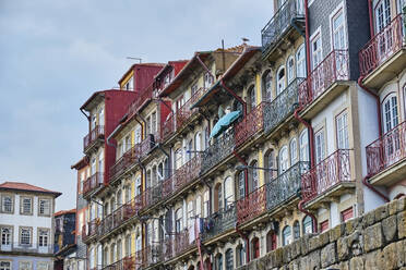 Portugal, Porto, Bunte Häuser am Ribeira-Platz - MRF02203