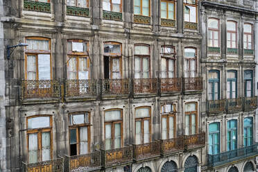 Portugal, Porto, Neglected facade of townhouse in residential district - MRF02206