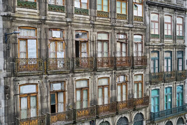 Portugal, Porto, Vernachlässigte Fassade eines Stadthauses in einem Wohnviertel - MRF02206