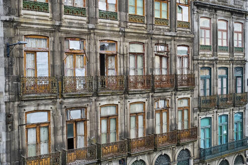 Portugal, Porto, Vernachlässigte Fassade eines Stadthauses in einem Wohnviertel - MRF02206