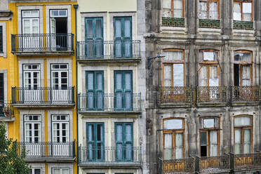 Portugal, Porto, Frontansicht von renovierten und vernachlässigten Gebäudefassaden - MRF02207