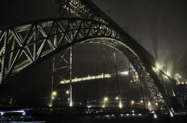 Portugal, Porto, Douro, Niedriger Blickwinkel auf die Dom Luis I Brücke bei Nacht - MRF02210