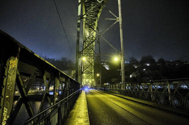 Portugal, Porto, Douro, Beleuchtete Dom Luis I Brücke bei Nacht - MRF02216