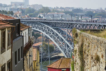 Portugal, Porto, Douro, Dom Luis I Brücke bei Tag gesehen - MRF02224