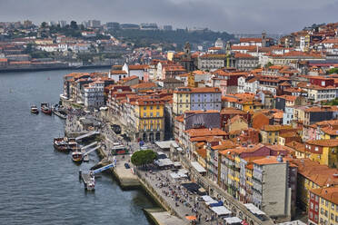 Portugal, Porto, Fluss Douro und Stadt am Wasser von oben gesehen - MRF02227