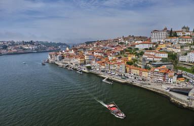 Portugal, Porto, Fluss Douro, der durch die Stadt fließt, von oben gesehen - MRF02228