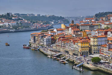 Portugal, Porto, Blick von oben auf den Fluss Douro und die Stadt am Wasser - MRF02229
