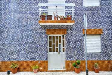 Portugal, Porto, Afurada, Frontansicht einer einzigartigen, verzierten Hausfassade - MRF02242