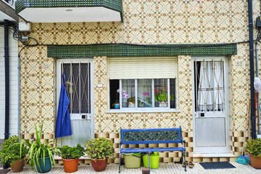 Portugal, Porto, Afurada, Einzigartiges verziertes Haus an einem ruhigen Tag gesehen - MRF02243