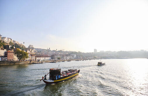 Portugal, Porto, Vila Nova de Gaia, Rabelo-Boote transportieren Wein auf dem Douro-Fluss - MRF02250