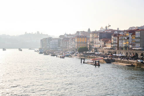 Portugal, Porto, Stadt am Wasser vom Fluss Douro aus gesehen - MRF02251